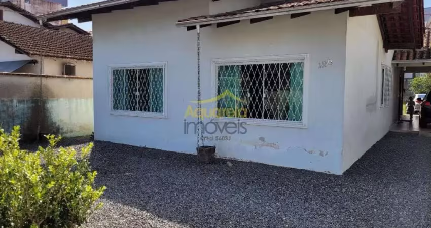 Casa à venda na Rua Pavão, 400, Costa e Silva, Joinville