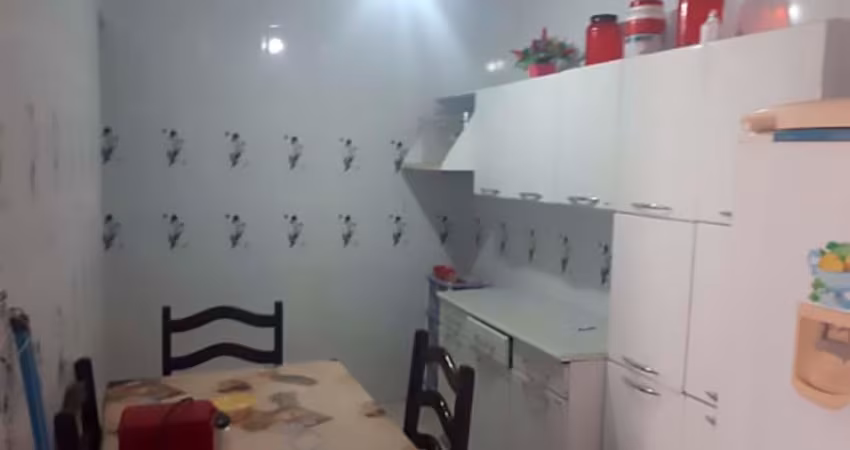 Casa com 2 quartos e garagem para 3 carros, bairro parque Bitaru, em São Vicente