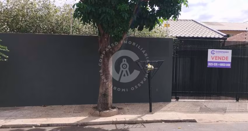 Casa com 03 dormitórios à venda no Jardim Tarobá em FOZ DO IGUAÇU - PR