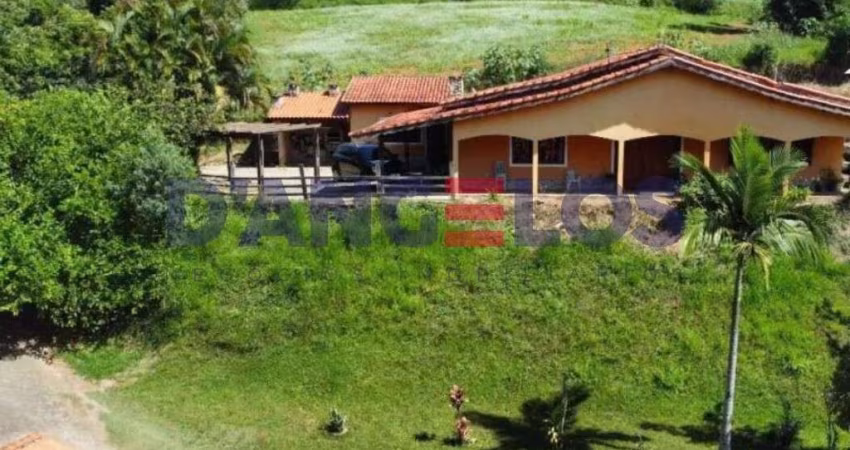 Chácara de Luxo à Venda em Pinhalzinho-SP: 4 Quartos, 1 Suíte, 2 Salas, 3 Banheiros, 6 Vagas de Garagem, 120m² de Área