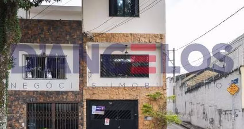 Sobrado à venda na Mooca, São Paulo-SP: 3 quartos, 1 suíte, 2 salas, 4 banheiros, 2 vagas - 181m² de área.