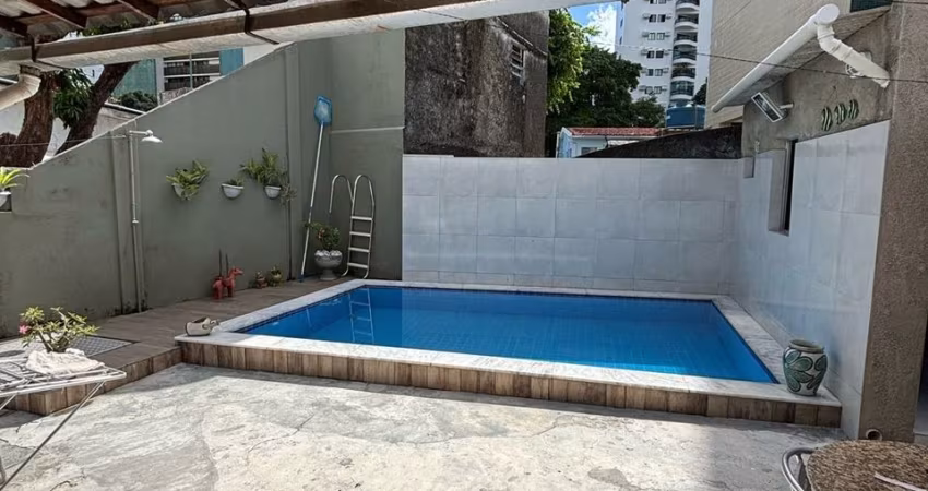 Casa na Praça de Casa Forte com 4 quartos sendo 3 suítes com 300m² por R$ 1.200.000,00.