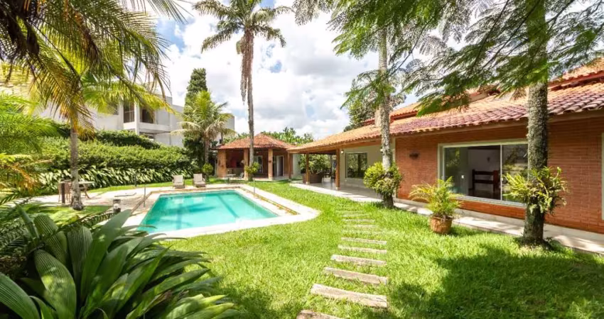 Casa em condomínio para venda com 5 quartos, sendo 3 suítes, 550m²