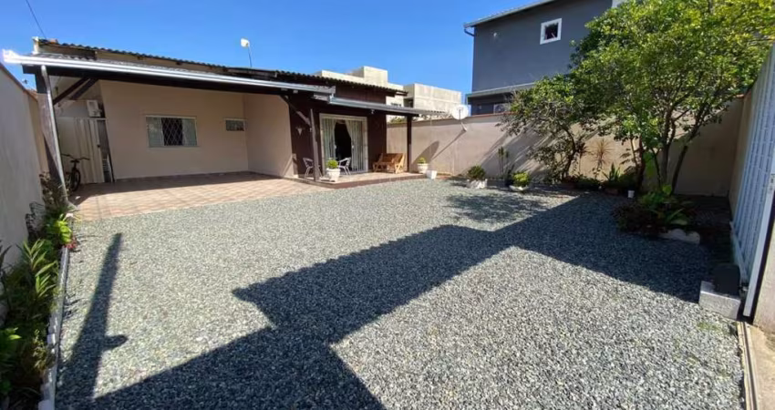 Casa 100% mobiliada, a 600 metros do mar na divisa com Piçarras