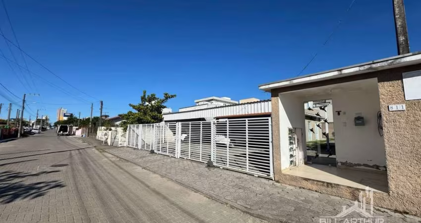 Casa na praia a 800 metros do mar em condomínio fechado