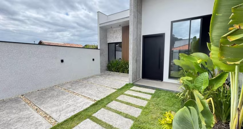 Casa na praia a 6 minutos do mar com excelente acabamento
