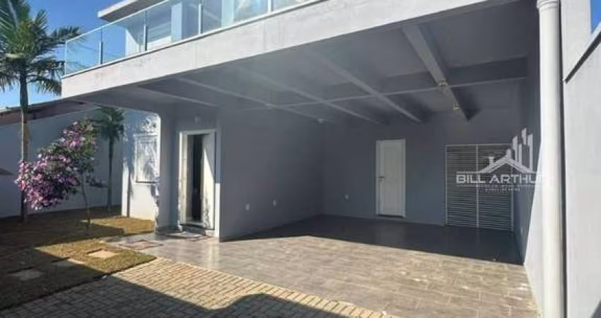 Casa na praia com piscina a pouco passos do mar