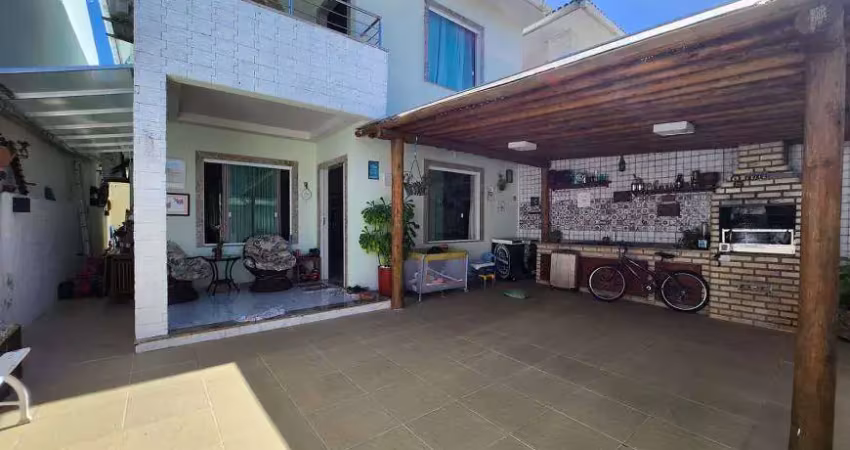 Casa solta em Vilas do Atlântico.