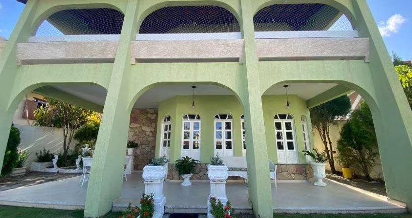 Casa com amplo terreno em Vilas do Atlântico.