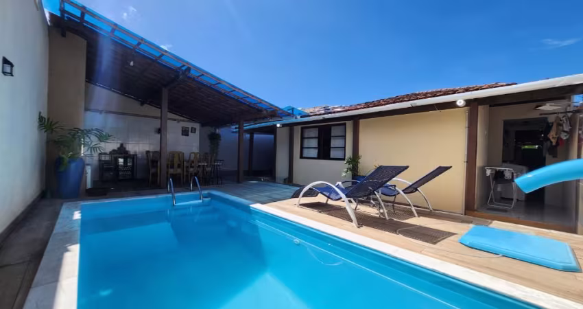 Casa c/ piscina individual em cond. fechado!!