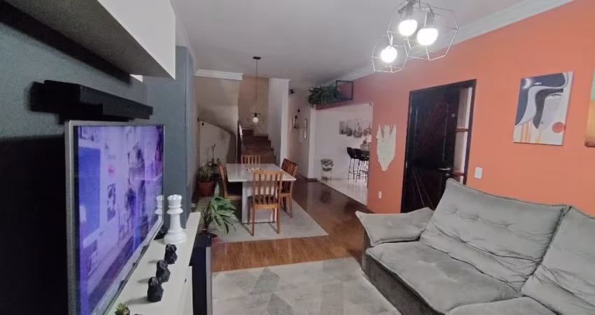 Casa de 3 dormitórios, 2 wcs, 2 vagas de garagem no centro de Mogi das Cruzes