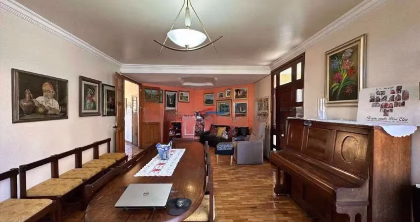 Casa 4 quartos, 5 vagas, quintal com árvoires frutíferas