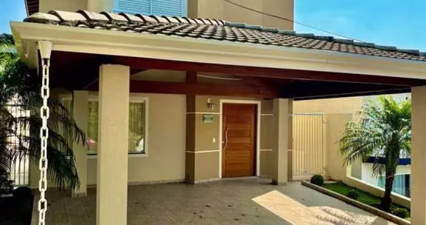 Casa belíssima com 03 dormitórios em Condomínio fechado em Atibaia