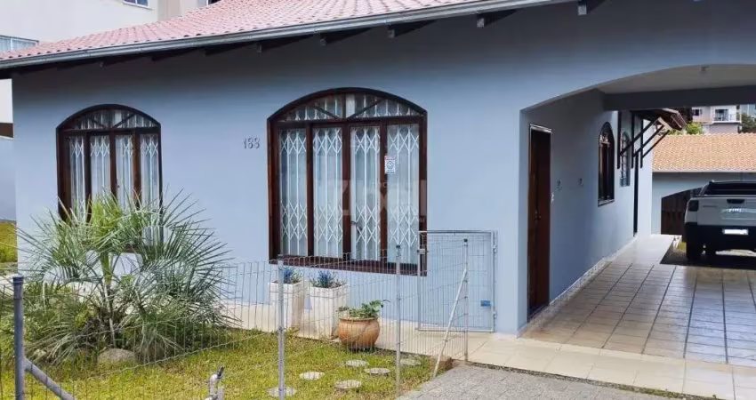 Casa com 3 quartos para alugar na Rua Tangará, 188, Saguaçu, Joinville