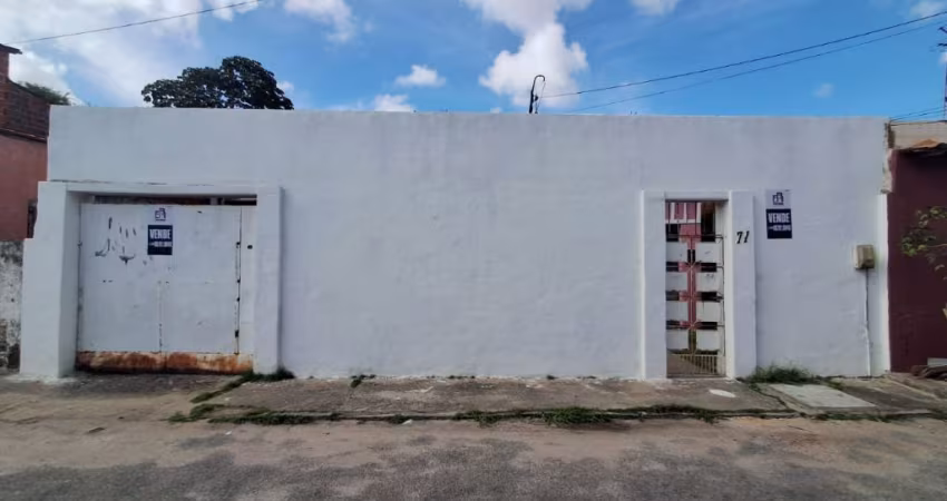 Excelente Casa no Álvaro Weyne com 05 Quartos