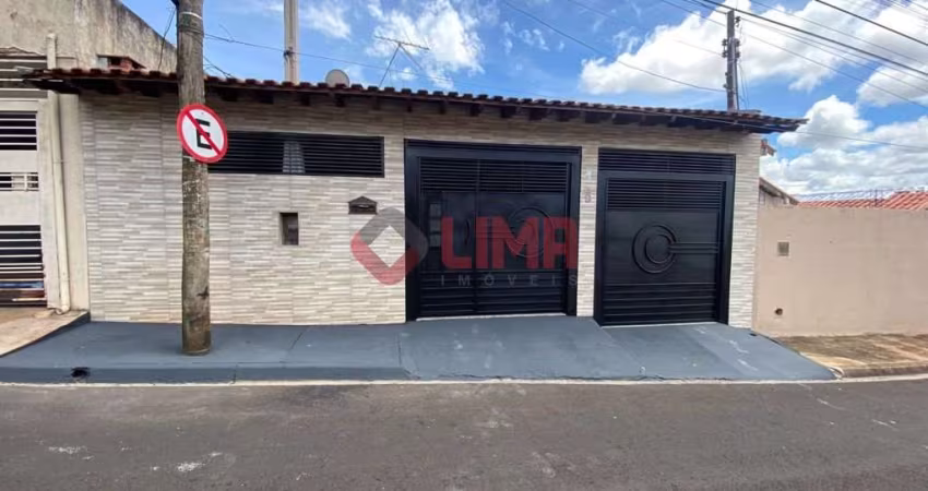 Linda casa a venda com dois dormitórios, com edícula, no Mary Dota.
