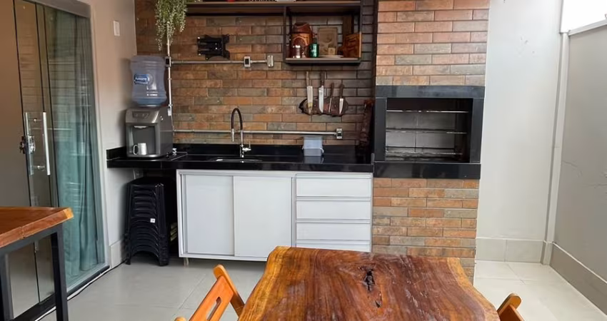 Casa com 2 quartos sendo 1 suíte com closet - Condomínio Montenegro - Região da saída para Chapada