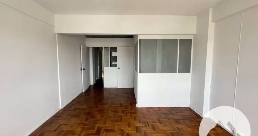 Sala com linda vista para a prefeitura e a ponte de ferro