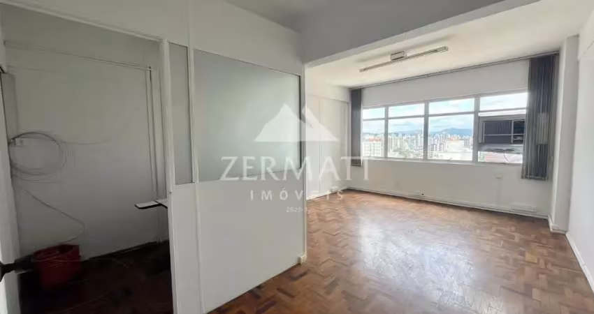 Sala com linda vista para a prefeitura e a ponte de ferro