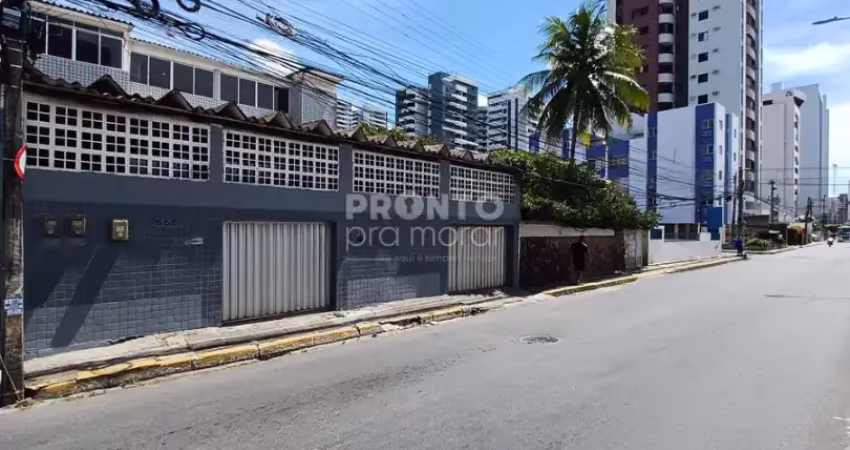 Casa térrea com excelente localização em candeias, possui 700m² de área construída.