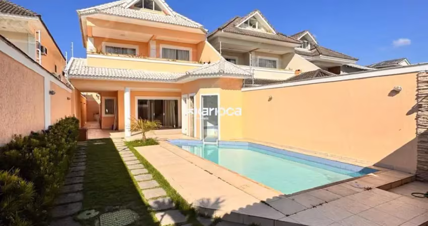 Casa para alugar com 300m², 5 quartos, 7 banheiros, 2 vagas de garagem.
