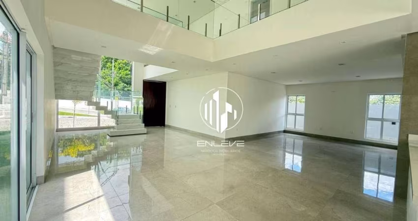 Casa de 320m2 com 4 Suites + Piscina Privativa, em Condomínio Fechado