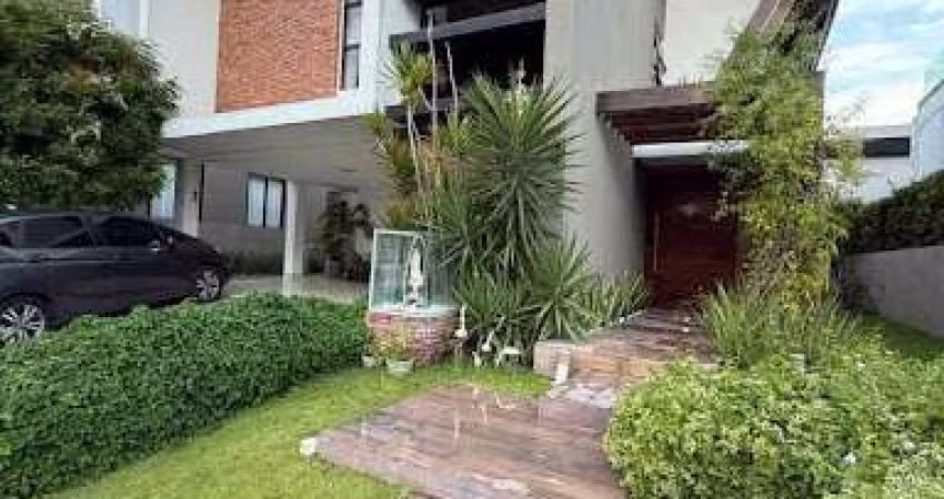 Casa de 290m2 com 4 Suíte + Piscina Privativa, em Condomínio Fechado