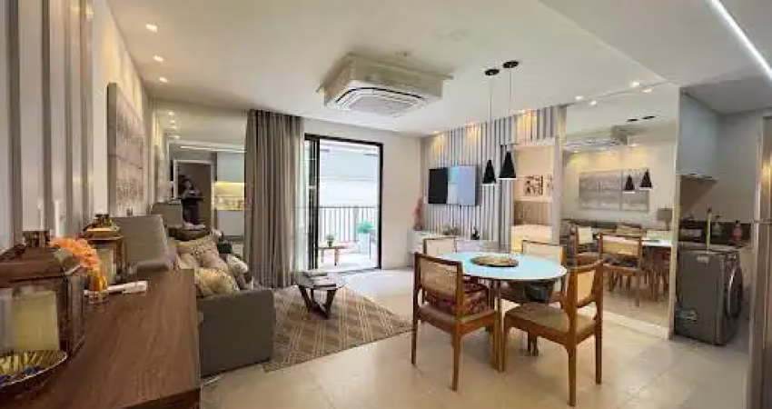 Apartamento pé na areia com 1 suíte + ampla varanda, mobiliado e projetado