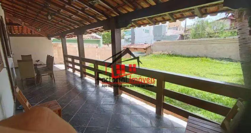 Casa com 3 quartos, e duas vagas cobertas no castelo