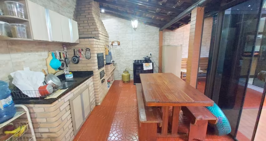 CANCELLI (Cond. Fechado) 1 SUÍTE, 2 QUARTOS, SALA, COZINHA, BWC, QUINTAL PEQUENO, ESPAÇO GOURMET, 2 VAGAS