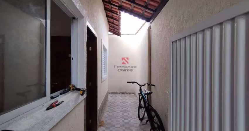 Casa de condomínio com quintal privativo e 2 dormitórios no bairro mirim