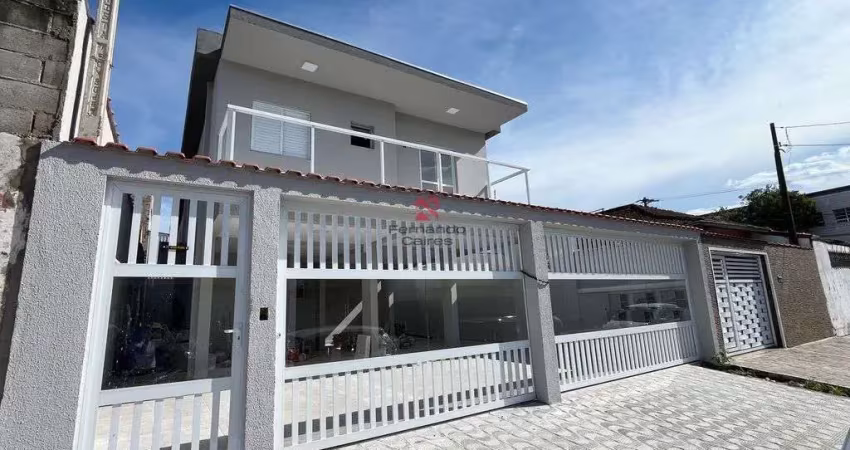 Casa nova sobreposta alta com sacada em condomínio – acabamento moderno