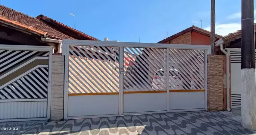 Casa geminada a 50 metros da praia com área gourmet no jardim real praia grande
