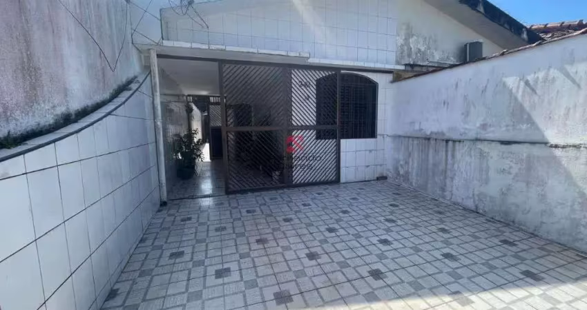 Casa geminada com quintal amplo no jardim imperador, a 200m da praia