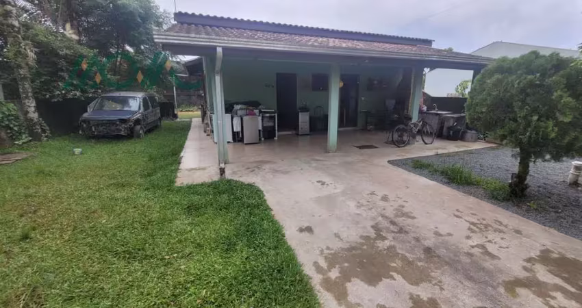 Casa com excelente terreno e localização privilegiada em itapoá/sc