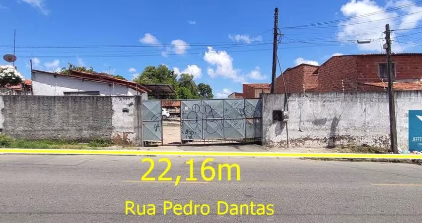 Terreno / Imóvel Comercial Próximo a Avenida do Aeroporto, BR 116 e Arena Castelão em Avenida de Grande Fluxo no Bairro Dias Macedo (1.052m2 de Terreno), Mede 22,16m X 47,80m, Totalmente Plano e Murad