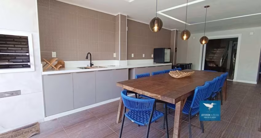 Casa Duplex com Energia Solar, Móveis Projetados, Piscina e Amplo Deck em Rua Pública na Região Central Eusébio, 180m2, 03 Suítes, Gabinete, Sala com 02 Ambientes, Varanda, 04 Vagas