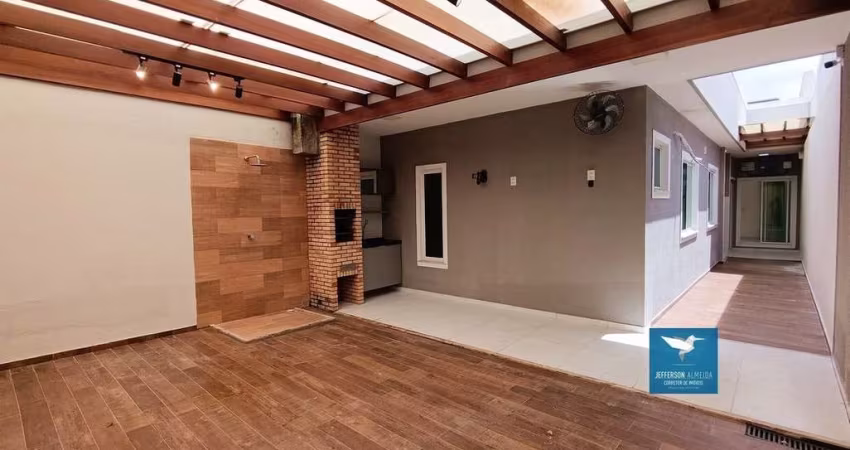 Casa Plana Solta com Energia Solar, Móveis Projetados e Deck com Churrasqueira em Eusébio, Energia Solar Instalada, 03 Quartos, 98m2, Lote de 180m2, Sala com Pé Direito Alto, 02 Vagas