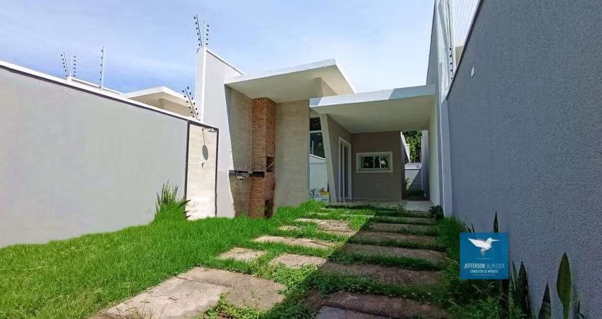 Casa Plana com Varanda Gourmet em Rua Sem Saída e Fino Acabamento, Próximo aos Shoppings no Bairro Amador em Eusébio, 90m2, 03 Quartos, Sendo 02 Suítes (01 reversível), 02 Vagas