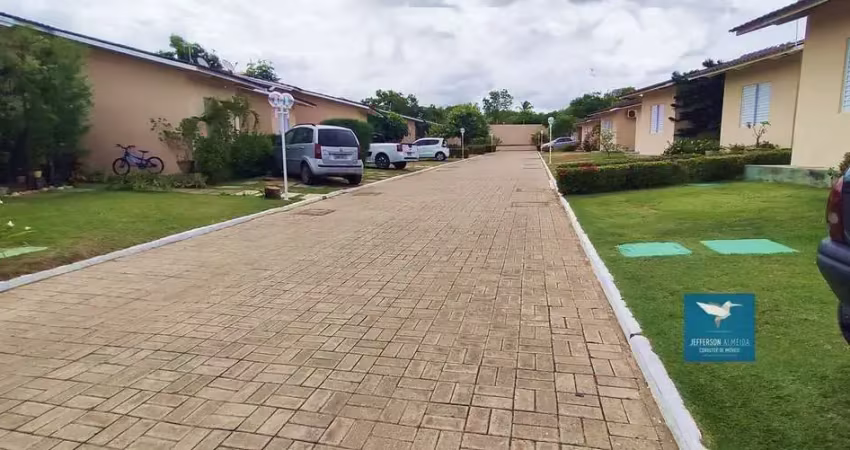 Casa plana em condomínio fechado no eusébio, 53m2, amplo quintal, 02 quartos, 01 banheiro, 02 vagas, região central próximo a restaurantes, escolas e comércio
