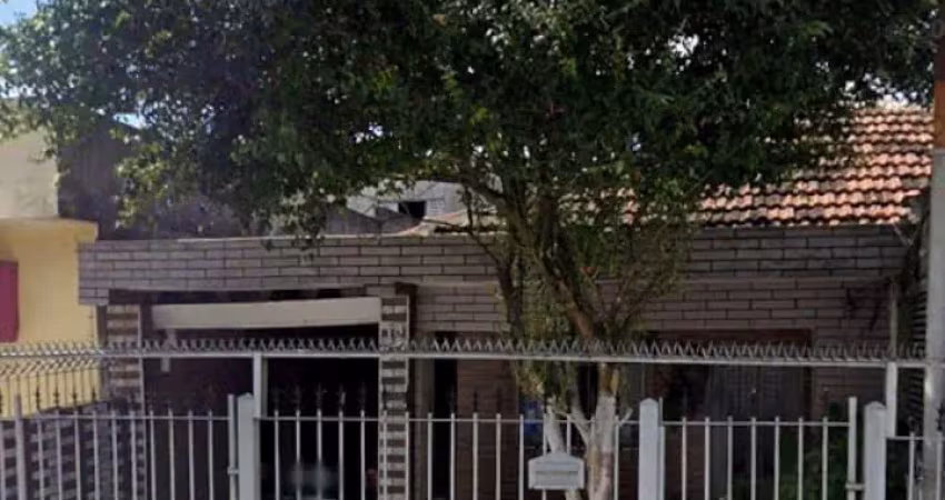 Casa ampla com 02 dormitórios e vaga de garagem para 02 carros