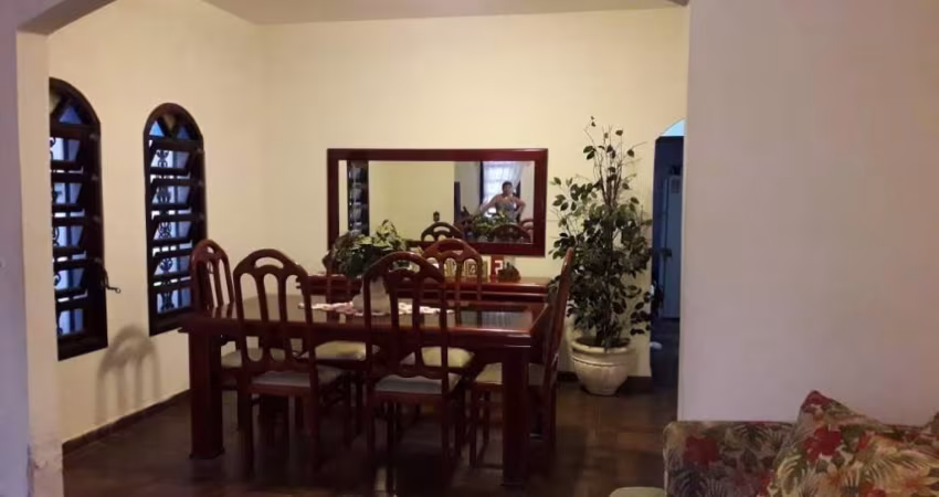 Lindo sobrado na Vila Ema com 208m² , 3 dormitórios ,1 com sacada,  sala espaçosa combinada com sala de jantar, cozinha , garagem com 5 vagas , churrasqueira.