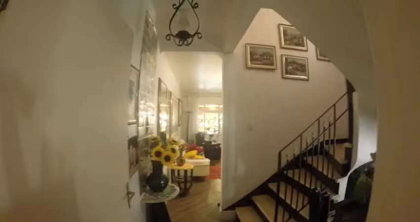 Casa no Jardim independência,  há 200 metros da nova estação oratório do METRÔ , 500 metros da Avenida Anhaia  Mello