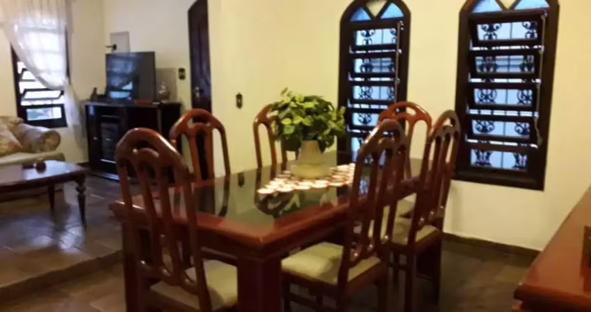 Lindo sobrado na vila ema com 208m² , 3 dormitórios ,1 com sacada,  sala espaçosa combinada com sala de jantar, cozinha , garagem com 5 vagas , churrasqueira.