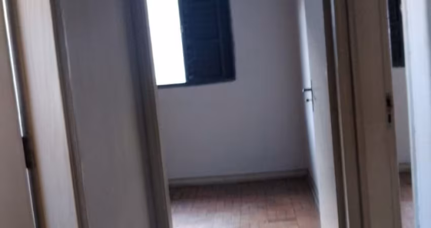 Casa no Parque São Lucas com terreno de 250m², sendo 8 metros de frente, 3 dormitórios, 1 suíte, 2 banheiros, sala ampla, cozinha.