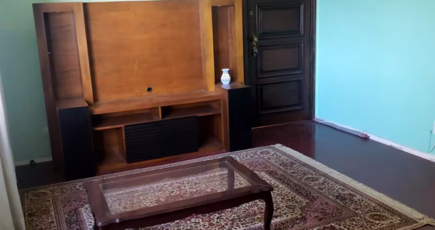 Apartamento bem iluminado, 3 Dorm, 1 suíte, pintado recentemente, cortinas na sala e 2 quartos, amplos armários embutidos, quarto de serviço com armários e wc.