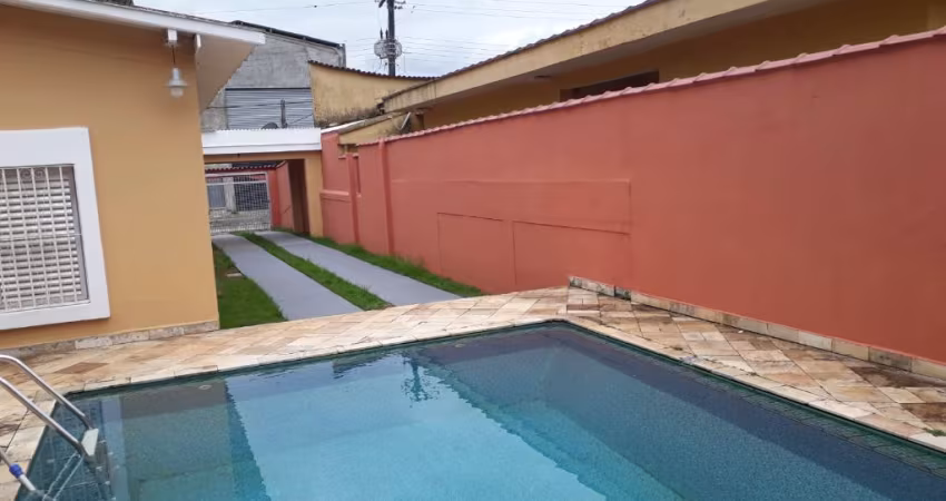 Casa térrea com 450m² de terreno, 202m² de área construída. 3 dormitórios, 2 salas, copa/cozinha, 2 banheiros, lavanderia, banheiro externo, garagem para 4 a 5 carros. Piscina, churrasqueira, sauna a