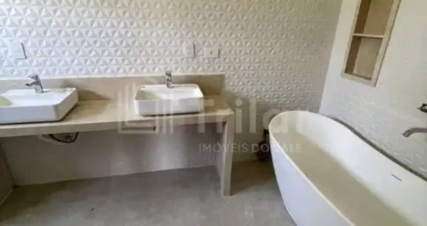 Lindíssimo sobrado em condomínio fechado com 4 suítes e lazer com piscina com previsão de entrega para 2023.