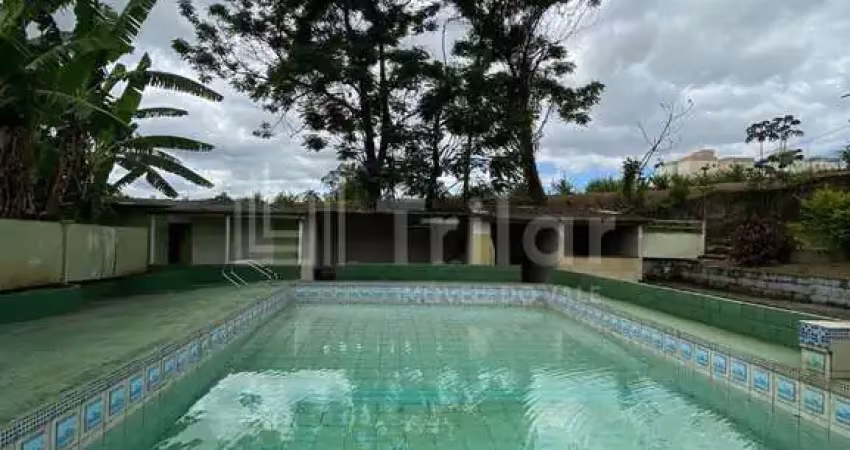 Linda chácara na zona leste com piscina, 2 casas e um galpão!