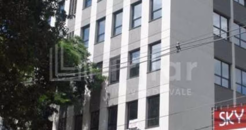 Ótima sala comercial no centro de SJCampos medindo 162,01 metros com 2 banheiros e 2 vagas de garagem.
